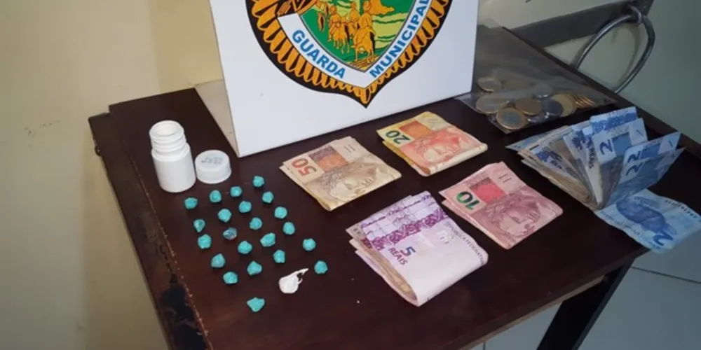 Mulher estava com 22 pedras de crack, cocaína e dinheiro fruto do tráfico de drogas