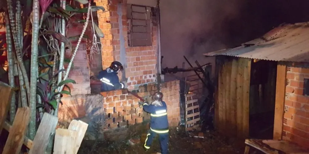 Fogo se alastrou rapidamente e destruiu todos os pertences da família