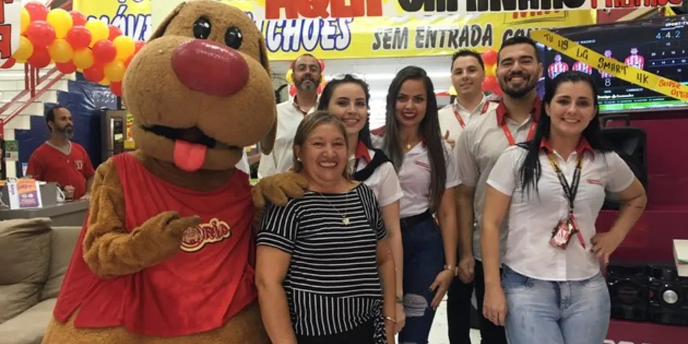 Ação secreta foi preparada para levar a ganhadora até a filial, que ficou emocionada quando descobriu que tinha ganho um caminhão