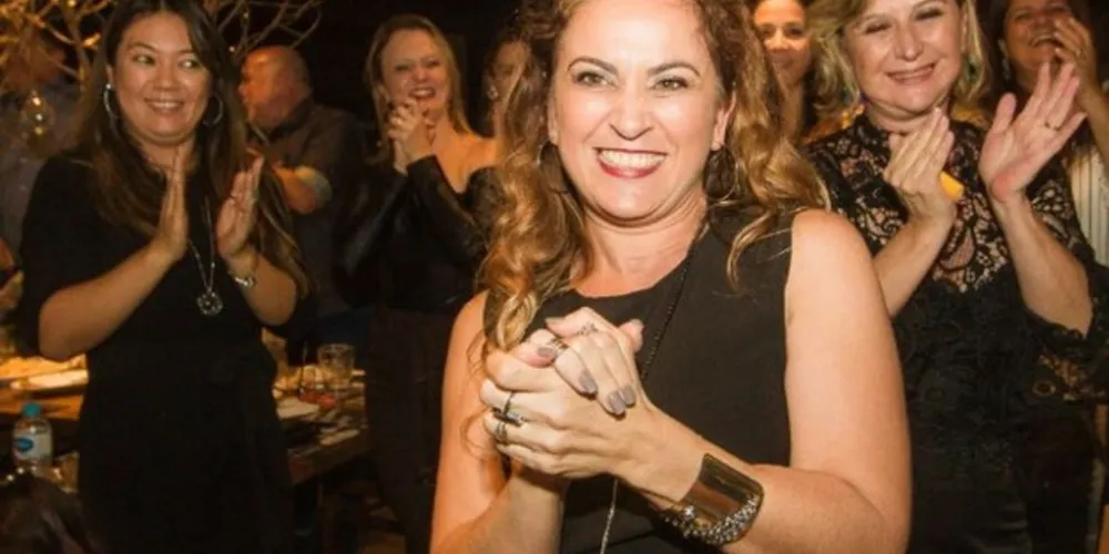 NIVER - Vanessa Casaro celebrou a passagem de seu aniversário, ao lado de familiares e amigos, no último sábado (16). Da coluna RC os votos de sucesso e felicidades.