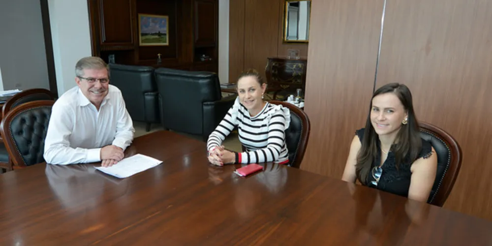 Juliana Belinoski, esteve na sede da Cohapar, em Curitiba, reunida com o presidente da empresa, Jorge Lange