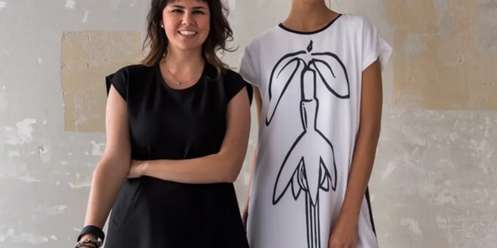 Amanda Prussak criou a 'Dress For Freedom' marca que estampa em sua coleção a necessidade de combater o tráfico humano e o trabalho escravo