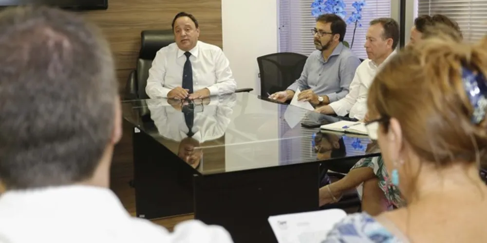 Líder do governo, Hussein Bakri coordenou encontro