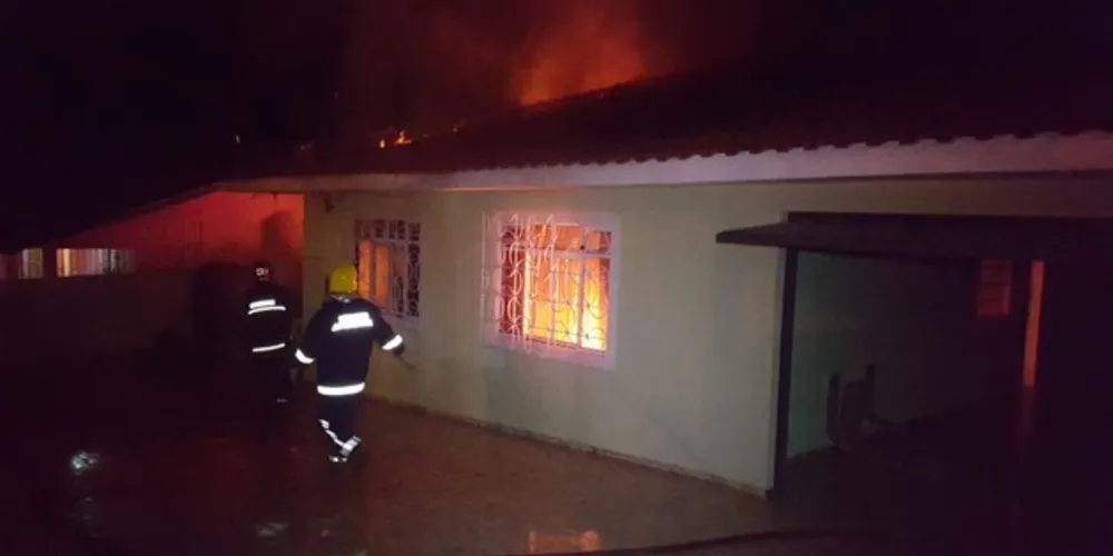 Autoridades encontraram um galão de 50 litros de combustível vazio dentro da residência