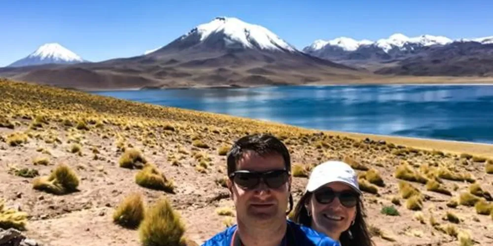 Imagem ilustrativa da imagem Casal de executivos larga tudo para conhecer o mundo