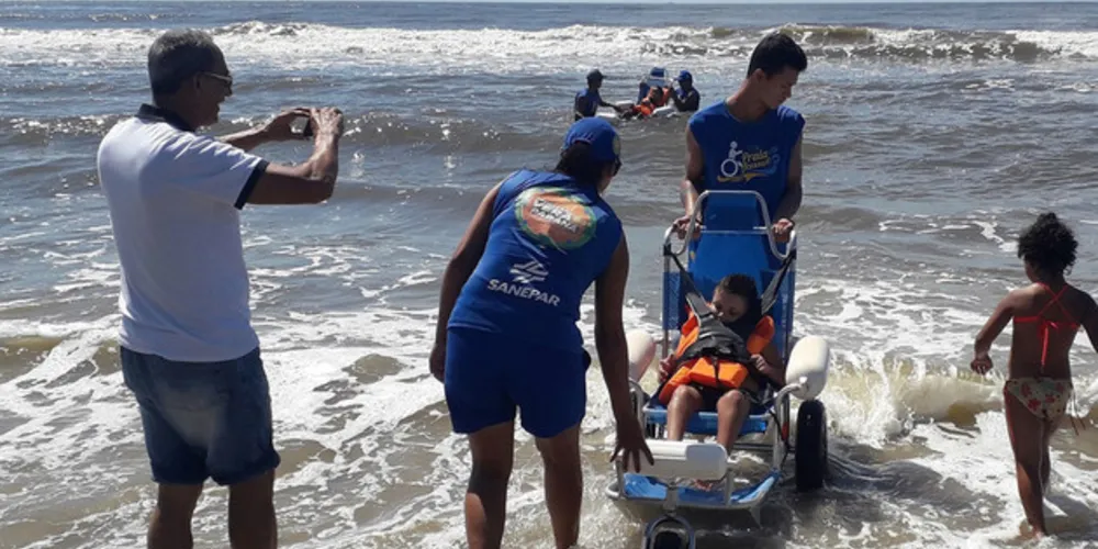 Alunos com mobilidade reduzida ou deficiência participaram da atividade usando cadeiras anfíbias, disponíveis na orla em pontos das duchas da Sanepar.