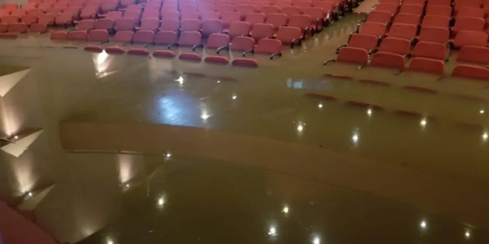 O auditório estava preparado para a formatura de uma turma de psicologia