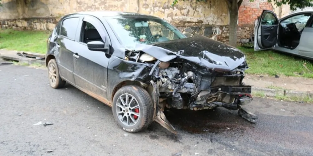 Motorista invadiu preferencial em cruzamento e acabou colidindo frontalmente com o outro veículo
