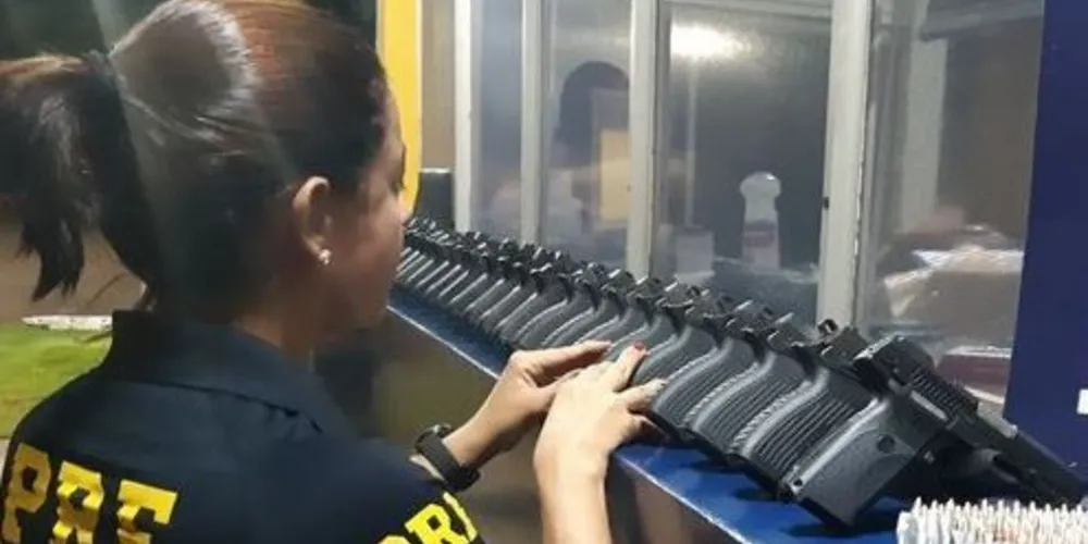 As armas e as munições estavam em um carro de passeio que trafegava pela BR-277, no Paraná 
