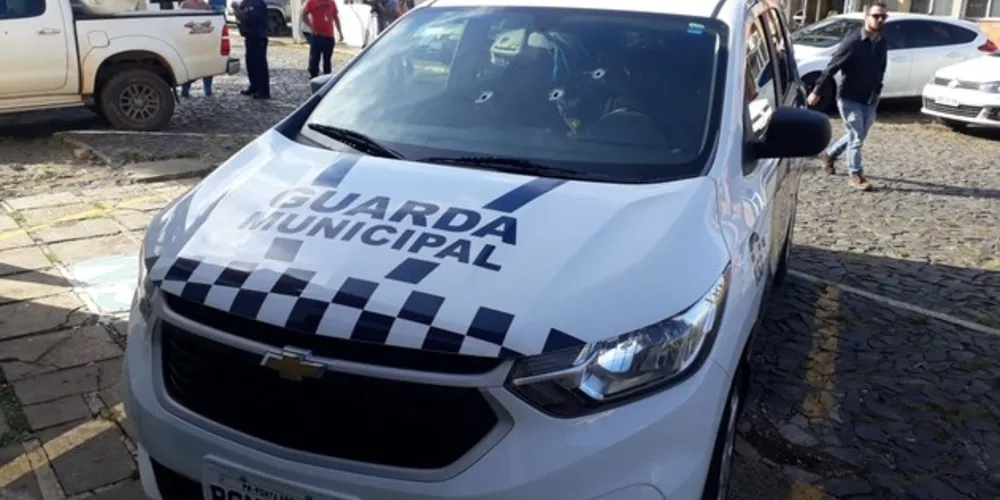 Em buscas no veículo, foram encontrados um revólver calibre 22 com 5 munições intactas, além de garrafas de bebida espalhadas