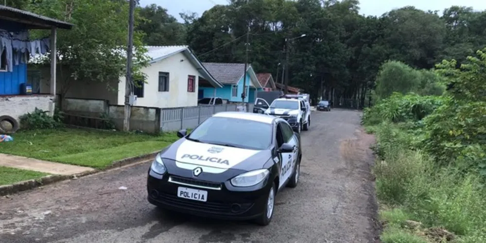 Operação cumpriu cinco mandados contra suspeitos de tráfico de drogas em Irati