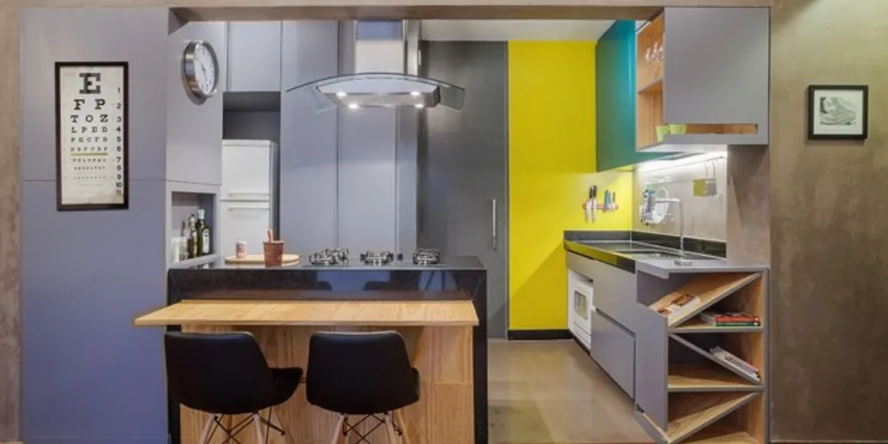 Amarelo e azul dão um toque inusitado na cozinha do escritório Botti Arquitetura 