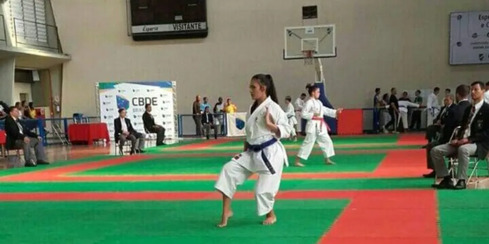 Brenda conquistou o ouro no Kumite, modalidade de luta, e bronze no Kata, apresentação de movimentos de luta