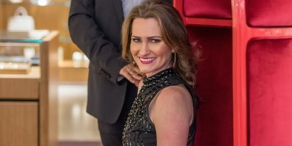 CARMEN STEFFENS – Os empresários Fabio e Elaine Artero recebem um seleto grupo de convidadas, nas dependências do Moro Golf Clube para o lançamento da coleção outono/inverno Carmen Steffens 2019. O evento promete movimentar as mulheres elegantes da cidade. Comentaremos.
