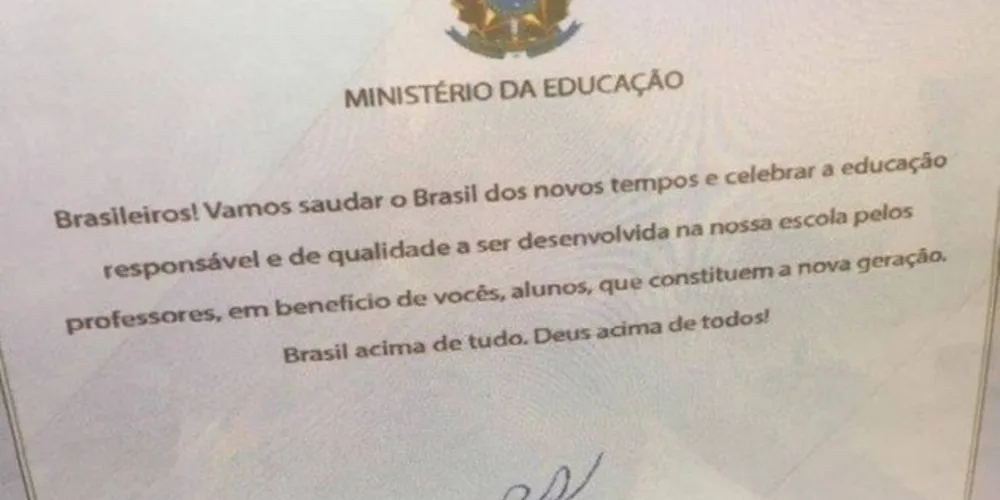 Ministro da Educação pede que diretores de escolas públicas filme alunos cantando hino e mandem para a pasta