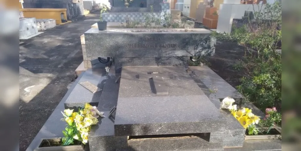 pessoas procuram visitar o túmulo da menina, alegando que dele verte uma água que teria propriedades de caráter milagroso