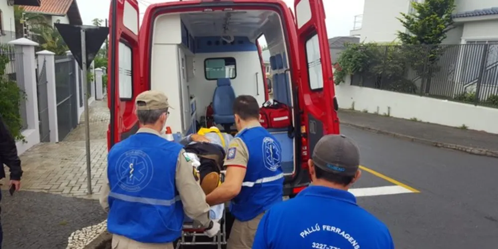 O homem teve uma fratura grave na perna direita e foi encaminhado ao Pronto Socorro Municipal para atendimento.