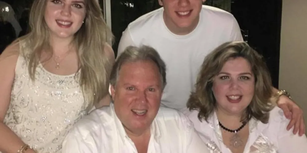 DESTAQUE – Dagmar Moss receberá os cumprimentos pela troca de idade no próximo sábado (2). No registro especial, nosso aniversariante com sua esposa Elis e os filhos Vitoria e Lucas Moss. Da coluna RC os votos de felicidades e realizações.
