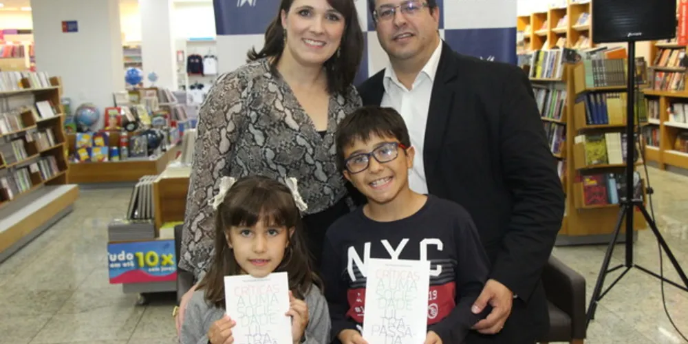 Evento realizado na noite de quarta-feira (27), nas Livrarias Curitiba, teve muito prestígio e sessão de autógrafos