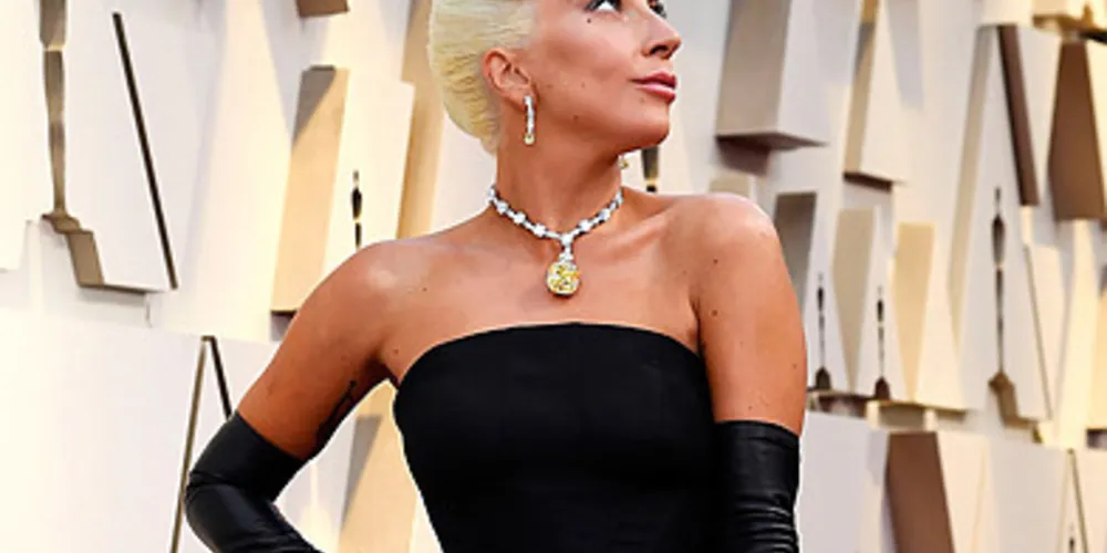 Lady Gaga veste Alexander MacQueen e colar Tiffany & Co. 