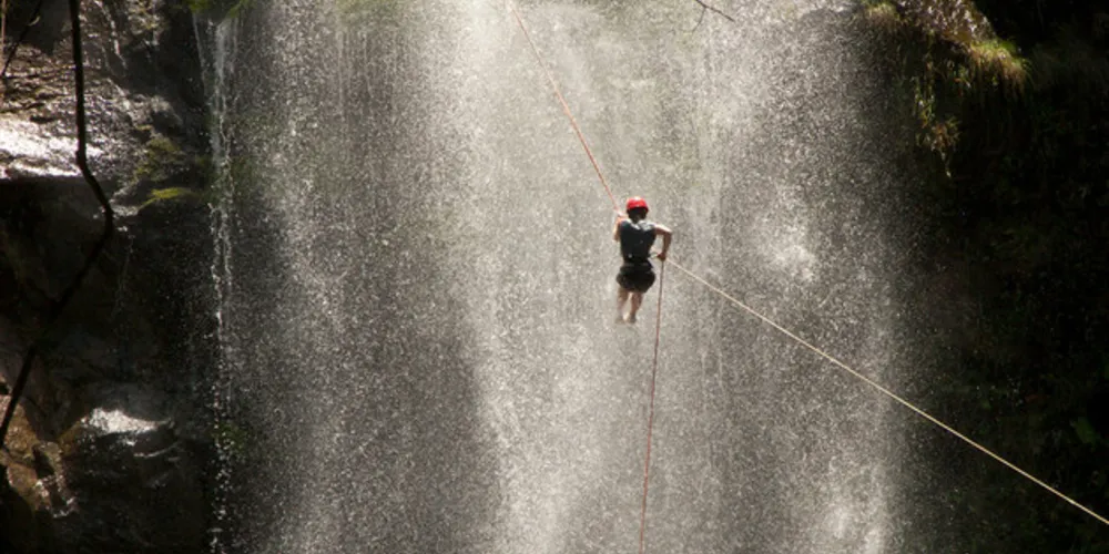Durante o dia, os turistas costumam aproveitar para conhecer a beleza natural da região e praticar esportes de aventura