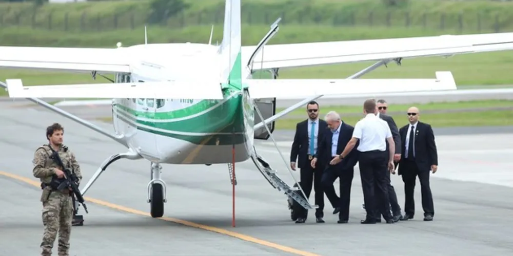 Translado é feito por aeronave cedida pelo governo do Estado