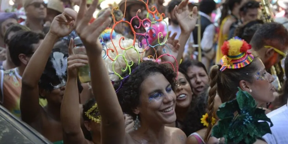 Atos como passar a mão no corpo de alguém ou roubar um beijo passam a ser tipificados como crime