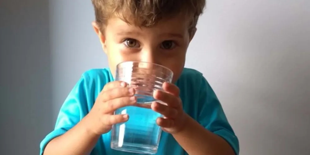 Crianças, idosos e pessoas que tenham dificuldade para se hidratar sozinhas devem ter ajuda e atenção especial