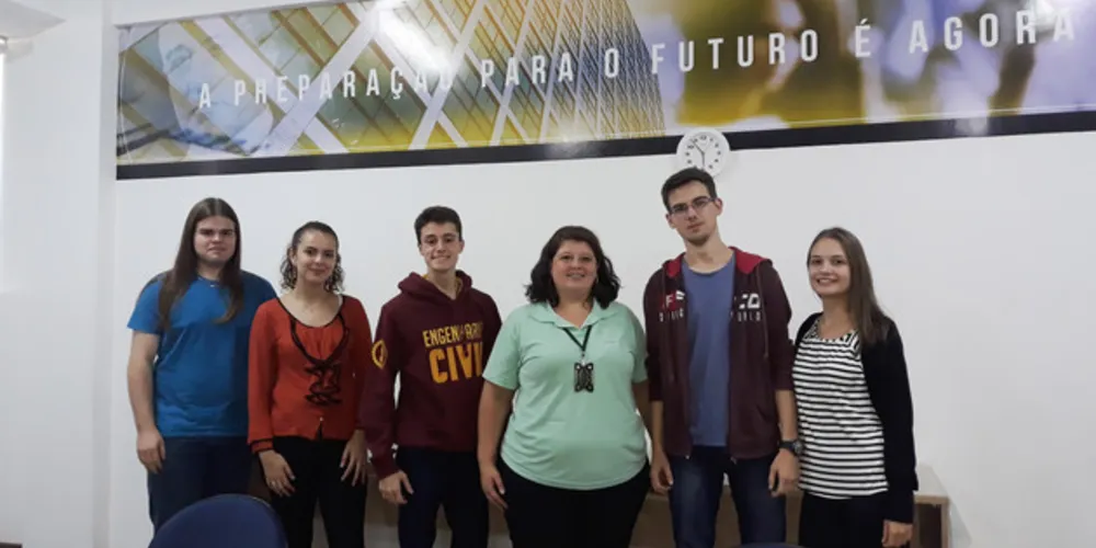 O Projeto Antares é gratuito para os estudantes selecionados e mantido por doações de empresários. 