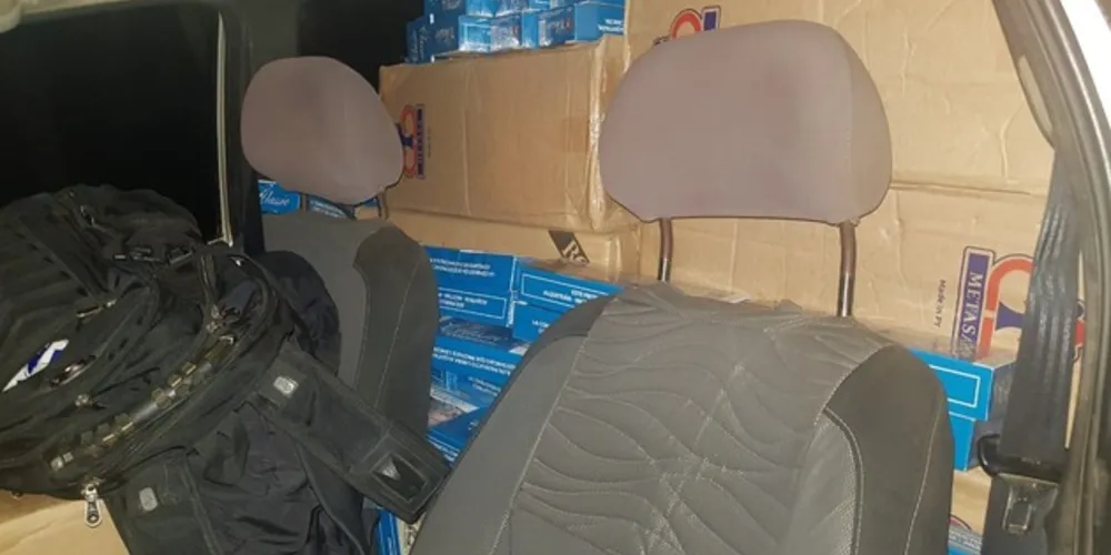 Veículo estava carregado com 20 caixas de cigarro