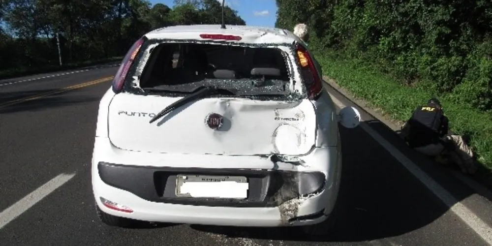 Motocicleta bateu na traseira do Fiat Punto