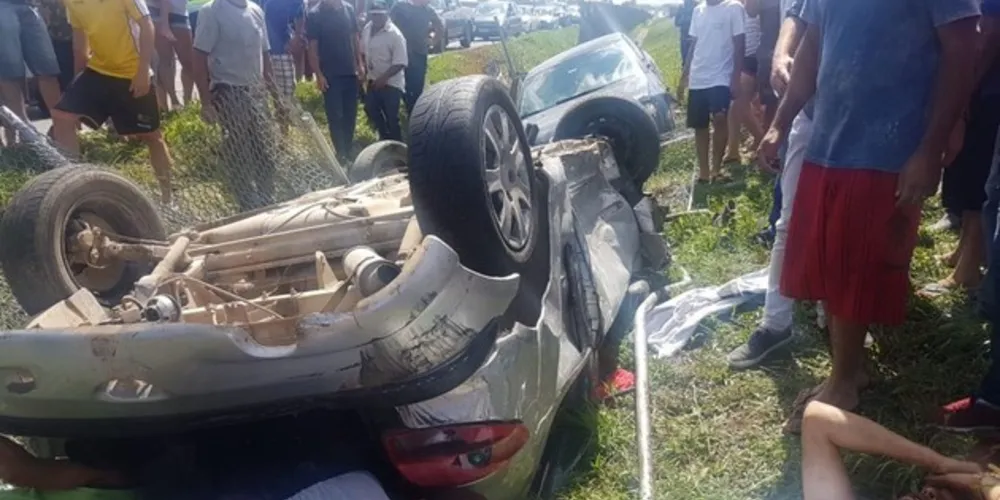 Acidente envolveu dois carros e um caminhão