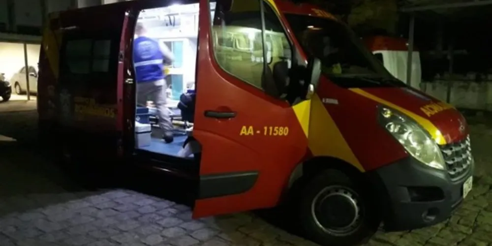 Criança estava sentada em uma mureta na calçada