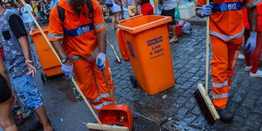 Resíduos foram descartados nas ruas do centro da cidade