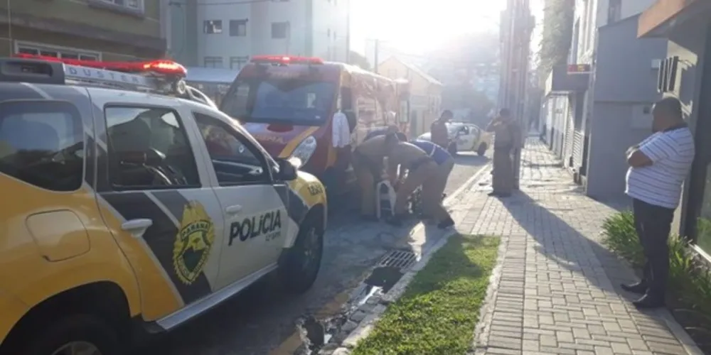 Pedestres que passavam por ali notaram a confusão e seguraram o rapaz
