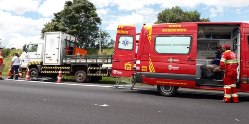 Rapaz trabalhava na sinalização da via quando foi esmagado entre caminhões