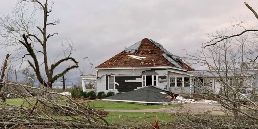 Imagem ilustrativa da imagem Tornado atinge EUA deixando rastro de morte e destruição