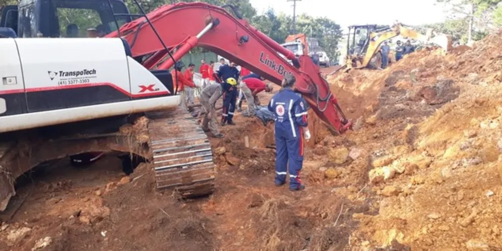 Imagem ilustrativa da imagem Barranco desmorona e deixa trabalhador soterrado