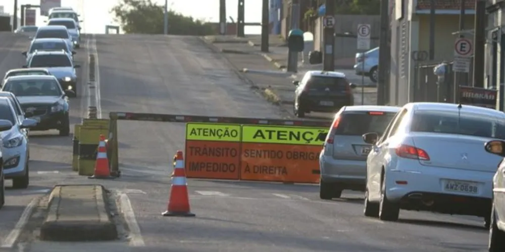AMTT alerta sobre a retomada de desvios de tráfego na Carlos Cavalcanti devido às obras de revitalização da Avenida