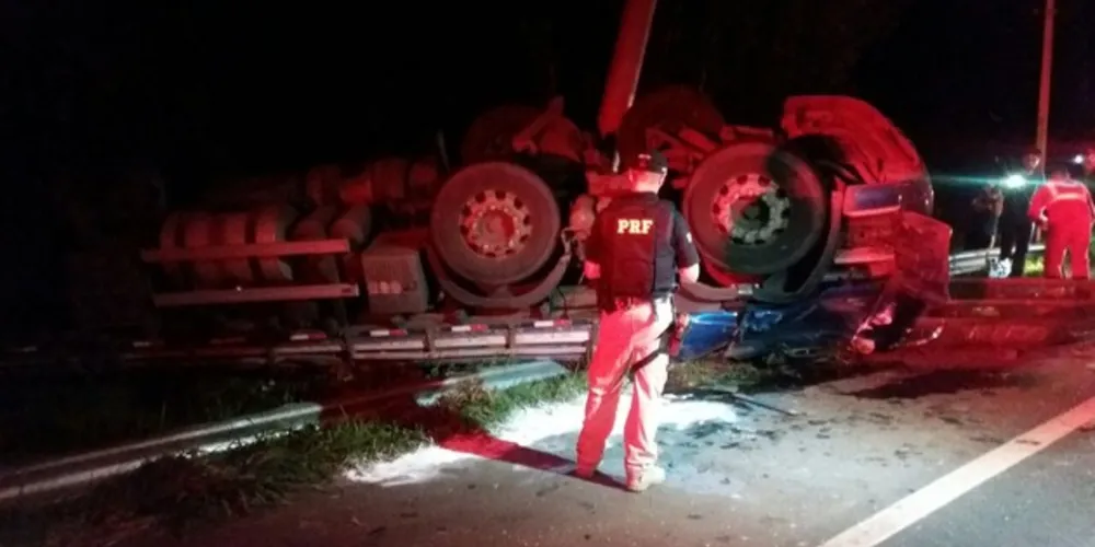 Motorista ainda estava preso nas ferragens quando tentativa de roubo aconteceu