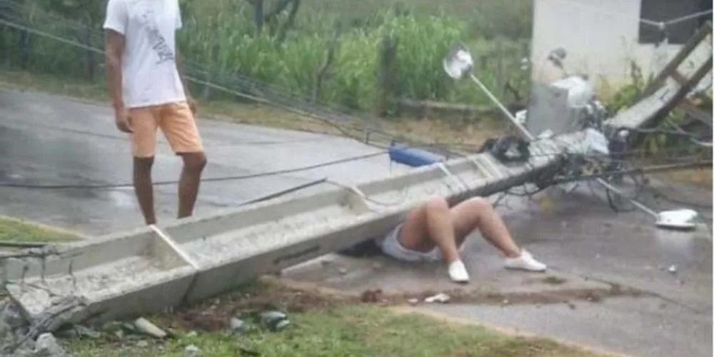 Acidente entre carro e moto derruba poste e deixa duas pessoas feridas em Saquarema, no RJ
