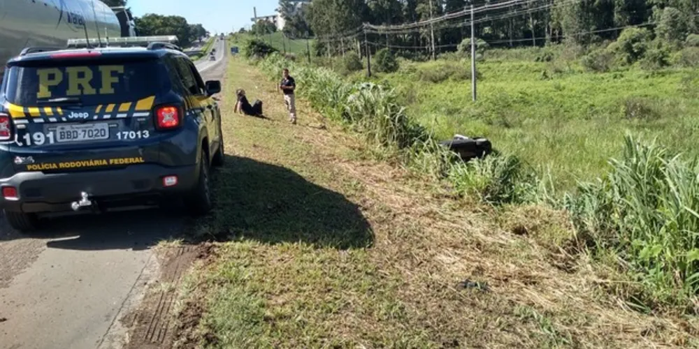 O motorista foi encaminhado ao Pronto Socorro. Os policiais apreenderam o veículo por débito em licenciamento