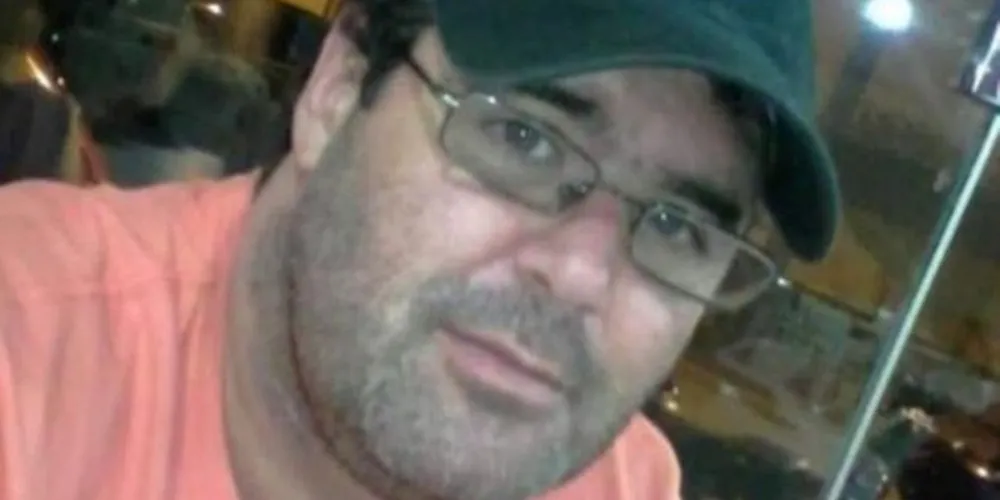 Alexandre Pinilha Vita, de 47 anos, foi encontrado caído morto por uma equipe da Polícia Civil, na entrada de casa.