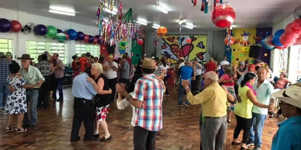 Idosos que curtiram o carnaval no CCI foram orientados sobre a prevenção as ISTs, hepatites e a Aids.