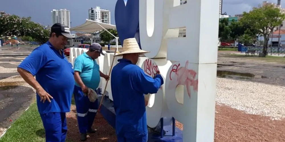 Os letreiros do Parque Ambiental foram pichados