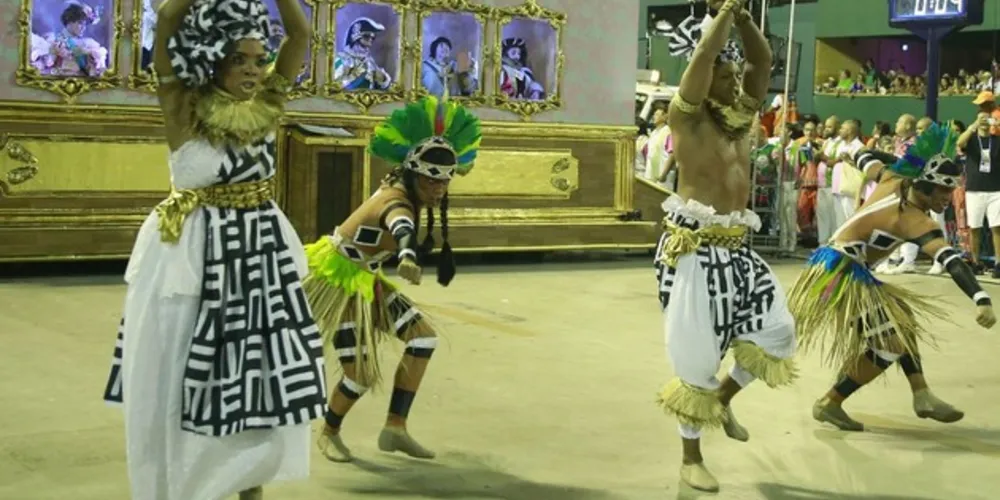 O enredo da Mangueira foi “História pra ninar gente grande”
