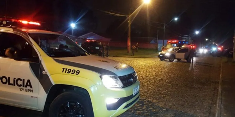 A dupla teria roubado um automóvel modelo Sandero Stepway de cor branca horas antes em Curitiba