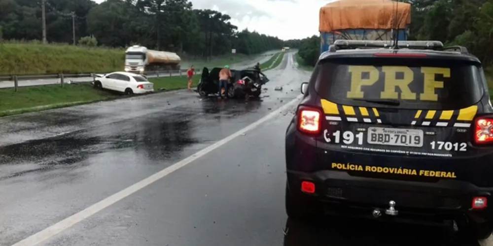 Acidente grave com quatro veículos causou ferimentos em seis vítimas na BR-376, em Ponta Grossa