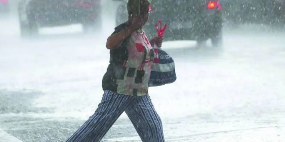 Chove forte desde às primeiras horas da madrugada e previsão é de tempo instável durante o dia