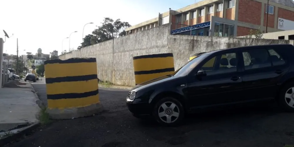 Imagem ilustrativa da imagem Moradores voltam a pedir providências em rua interditada